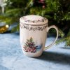 Porcelánový vianočný hrnček Zimná harmónia – hrnček so sitkom a pokrievkou, ozdobený vianočným stromčekom a vencom, ideálny na zimné chvíle s čajom, 350 ml