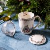 Vianočný porcelánový hrnček Zimná harmónia – elegantný hrnček so sitkom a porcelánovou pokrievkou, zdobený motívom stromčeka a červených bobúľ, 350 ml