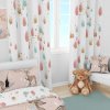 Detská izba s polotieniacimi závesmi v pastelových farbách a zlatých detailoch – jemná dekorácia s motívom jelienka
