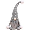 Vianočný škriatok v sivej pletenej čiapke s bielymi brmbolcami – rozkošná zimná dekorácia s dlhými sivými fúzmi, výška 30 cm