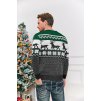 Zadný pohľad na pánsky zeleno-čierny vianočný sveter so sobím motívom a zimným vzorom