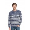 Muž v modrom vianočnom svetri so sobmi a stromčekmi – zimný outfit s nórskym vzorom
