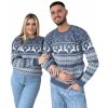 Muž a žena v zladených modrých vianočných svetroch so sobím motívom – párový vianočný outfit