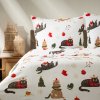 Posteľ s bielymi vianočnými obliečkami s motívom mačiek a sviatočných dekorácií – útulná zimná atmosféra