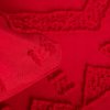 Detail látky s jemným žakárovým vzorom – červené mikrovlákno s 3D efektom pre luxusný vzhľad a mäkký dotyk