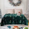 Smaragdová vianočná deka s motívom stromčekov – rozprestretá na posteli v sviatočne ladenej spálni