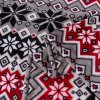 Detail hebkej mikrofleecovej látky s typickým severským vzorom vločiek a geometrických tvarov – kvalitné spracovanie pre zimné večery