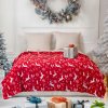 Vianočná červená deka so sobmi a vločkami ako krásny doplnok sviatočného interiéru – teplo, pohoda a čaro Vianoc v jednom