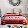 Bielo-červená vianočná deka so severským vzorom sobov a stromčekov – vytvára sviatočnú atmosféru a teplo domova