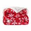 Červená vianočná deka s bielymi vločkami a barančekom – obojstranná zimná prikrývka pre teplo a pohodu domova