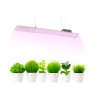 LED grow lampa 50W s plným spektrom osvetľuje bylinky v kvetináčoch