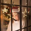 Vianočné LED hviezdy zavesené na okne – teplé svetlo a zimná atmosféra