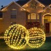 Veľké svetelné gule LED 50 cm a 45 cm na trávniku pred domom – teplé biele svetlo