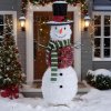 Snehuliak 120 cm ako vianočná svetelná dekorácia pred vchodom do domu