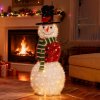 LED snehuliak 120 cm osvetlený teplými LED v interiéri pri krbe