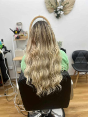 Prodloužení blond vlasů kanekalonem, výsledek
