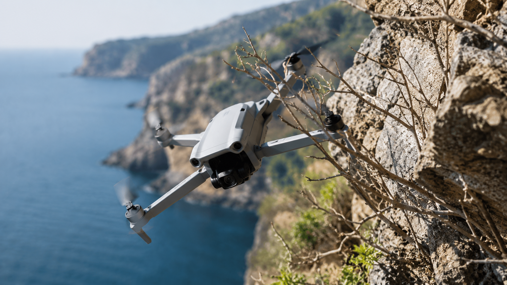 Dron při letu blízko skály a větví jako ukázka rizikového létání