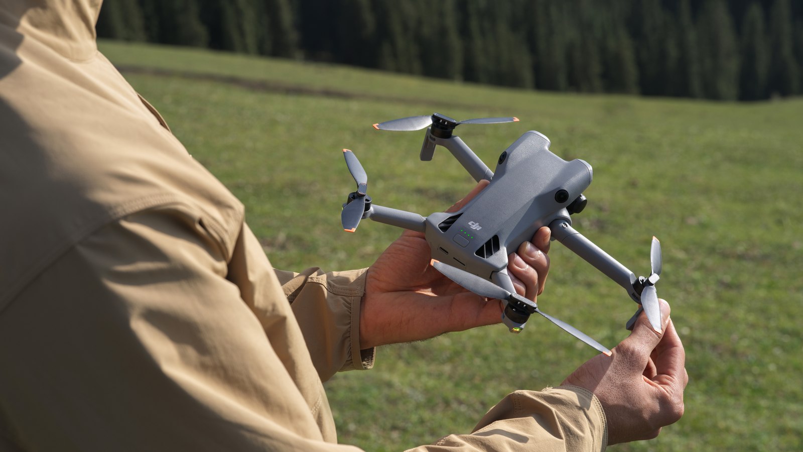 Pilot kontroluje vrtule DJI Mini 5 Pro před prvním letem