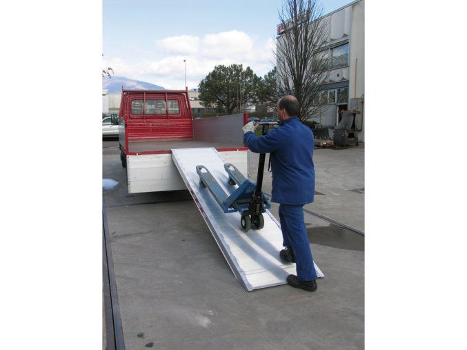 Hliníková nájezdová rampa s vedením, 2000x1000 mm, 1000 kg