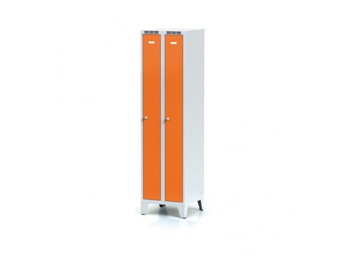 Zúžená kovová šatní skříňka na nohách, oranžové dveře, otočný zámek