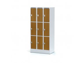 Šatní skříňka na soklu s úložnými boxy, 9 boxů 300 mm, laminované dveře třešeň, cylindrický zámek