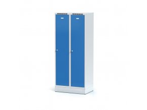 Kovová šatní skříňka s mezistěnou na soklu, 2-dveřová, modré dveře, cylindrický zámek