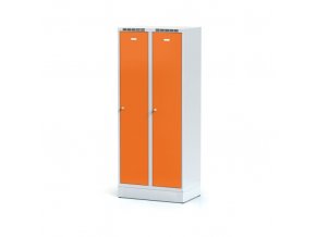 Kovová šatní skříňka s mezistěnou na soklu, 2-dveřová, oranžové dveře, cylindrický zámek