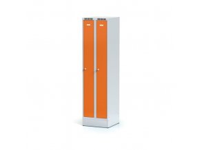 Kovová šatní skříňka zúžená na soklu, oranžové dveře, cylindrický zámek