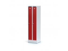 Kovová šatní skříňka zúžená na soklu, červené dveře, cylindrický zámek