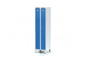 Zúžená kovová šatní skříňka na nohách, modré dveře, cylindrický zámek