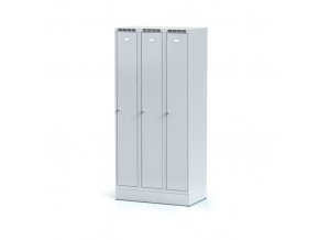 Kovová šatní skříňka, 3-dveřová na soklu, šedé dveře, cylindrický zámek