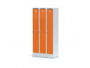 Kovová šatní skříňka, 3-dveřová na soklu, oranžové dveře, otočný zámek