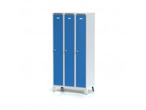 Kovová šatní skříňka, 3-dveřová na nohách, modré dveře, cylindrický zámek