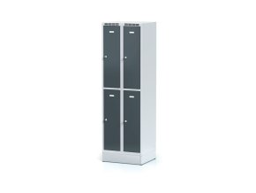 kovova satni skrinka s uloznymi boxy na soklu 4 boxy 1920 x 600 x 500 mm otocny zamek tmave sede dvere 12717