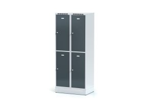 kovova satni skrinka s uloznymi boxy na soklu 4 boxy 1920 x 600 x 500 mm cylindricky zamek tmave sede dvere 12776
