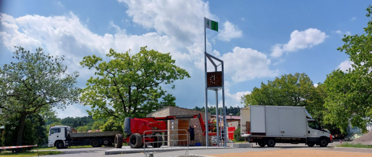 Cortenové hodiny pro obec Sirá