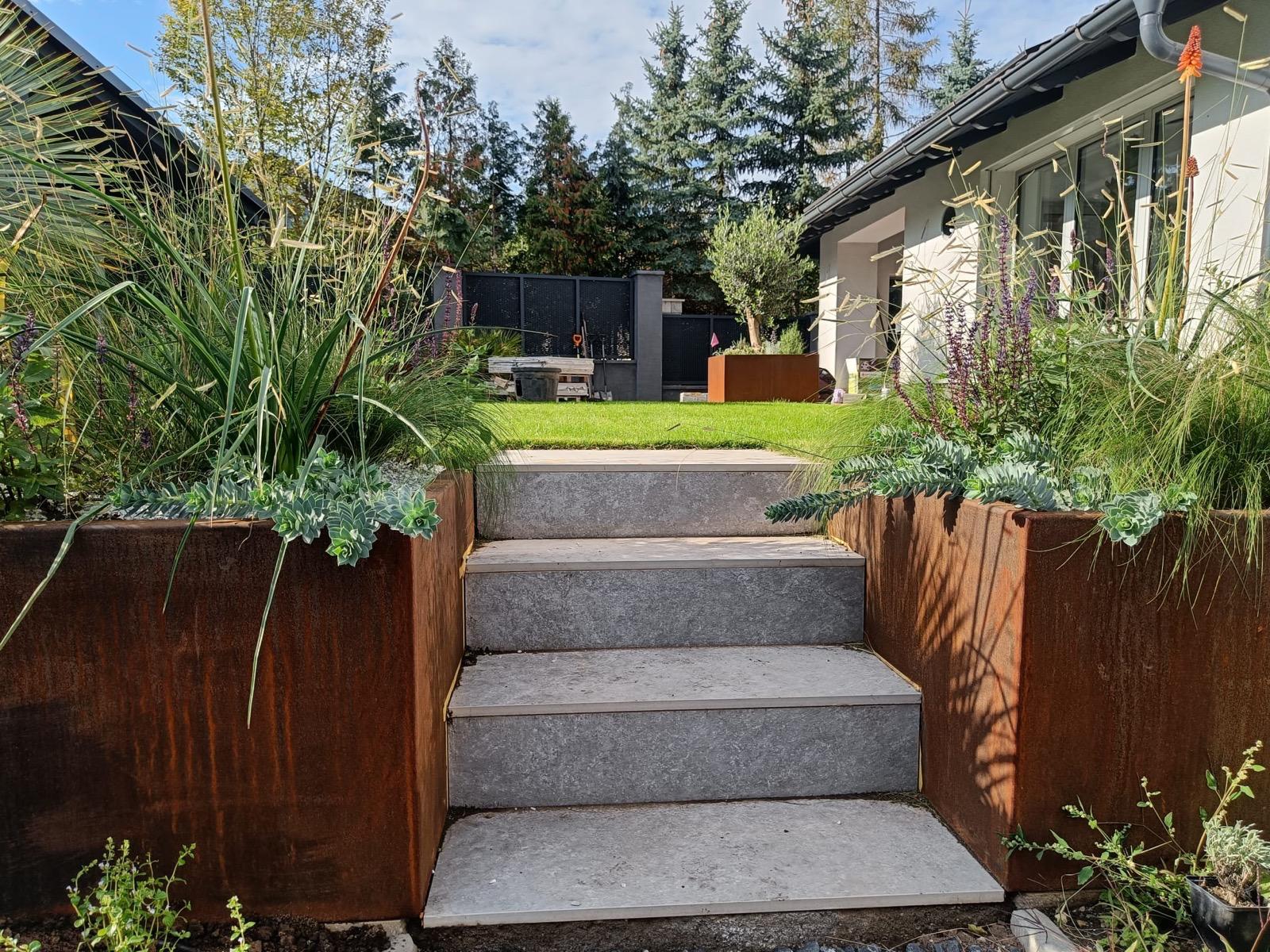 Celkový pohled na zahradu s cortenovými květináči