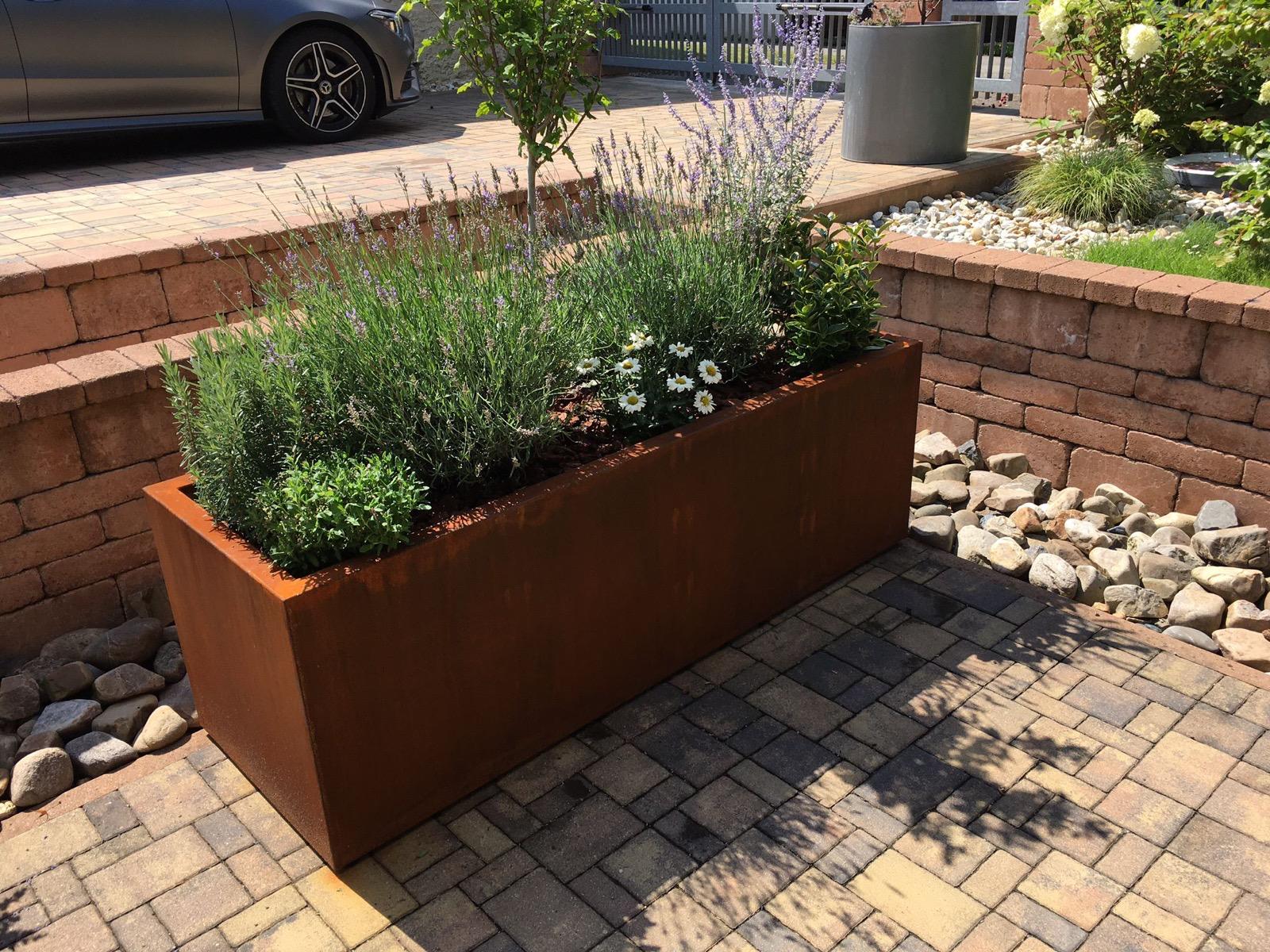 Cortenový květináč se suchomilnou výsadbou