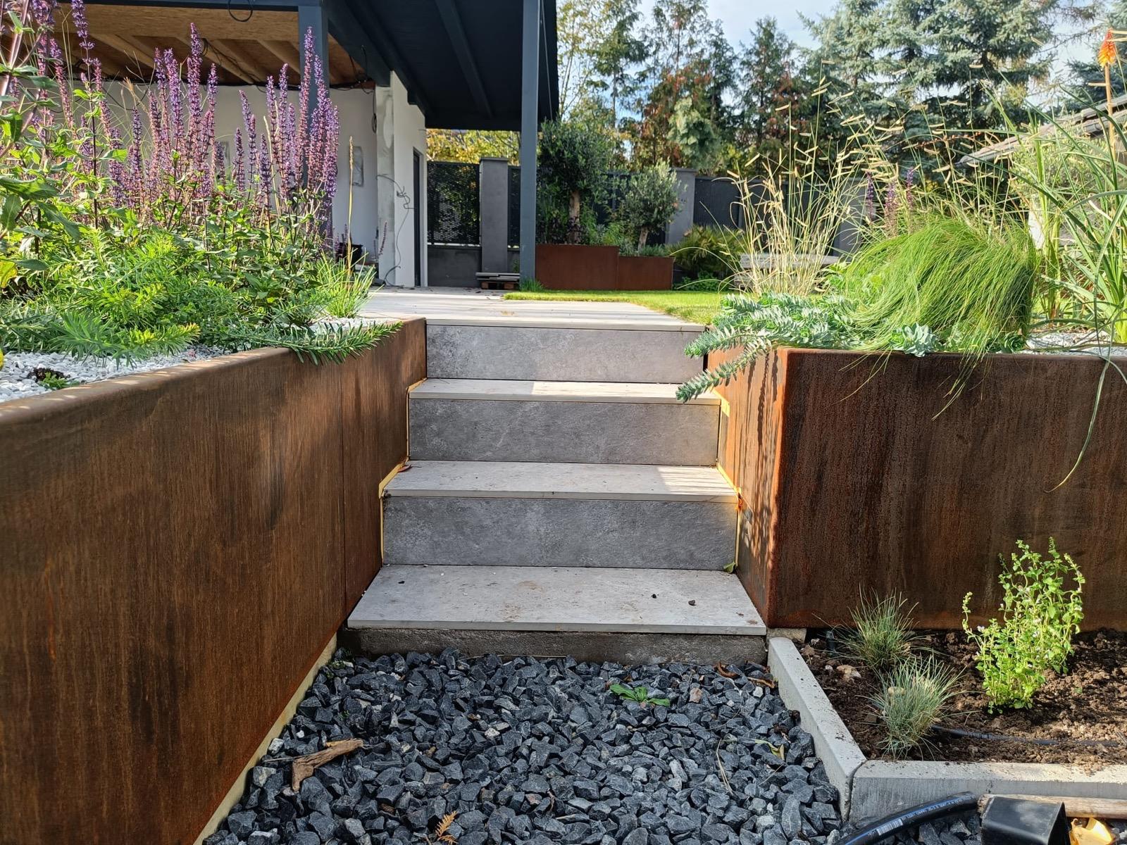 Prostor terasy s cortenem a posezením