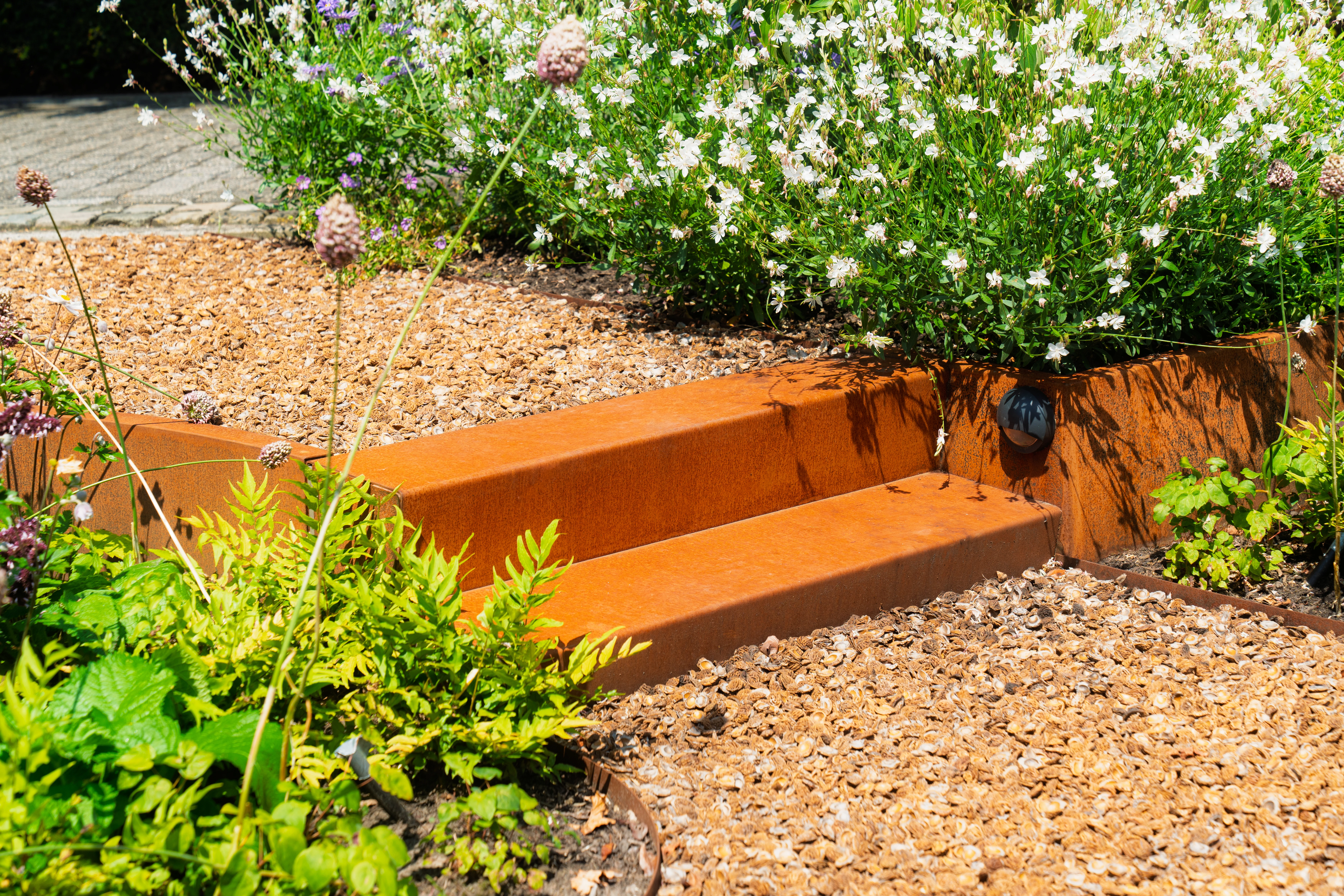 Cortenové zahradní schodiště ADEZZ pro úpravu terénu a pohodlný pohyb po zahradě