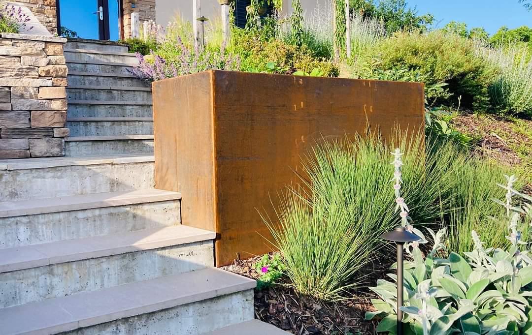 Lavice a posezení u rodinného domu se zahradou