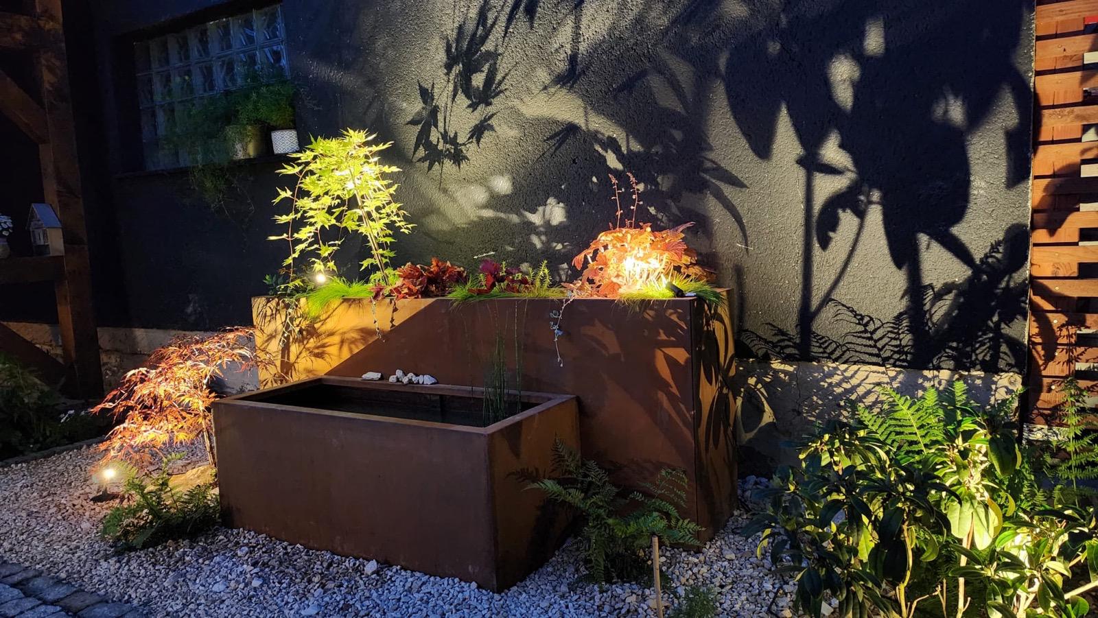 Zahradní zákoutí s cortenovým prvkem a cihlovou zídkou