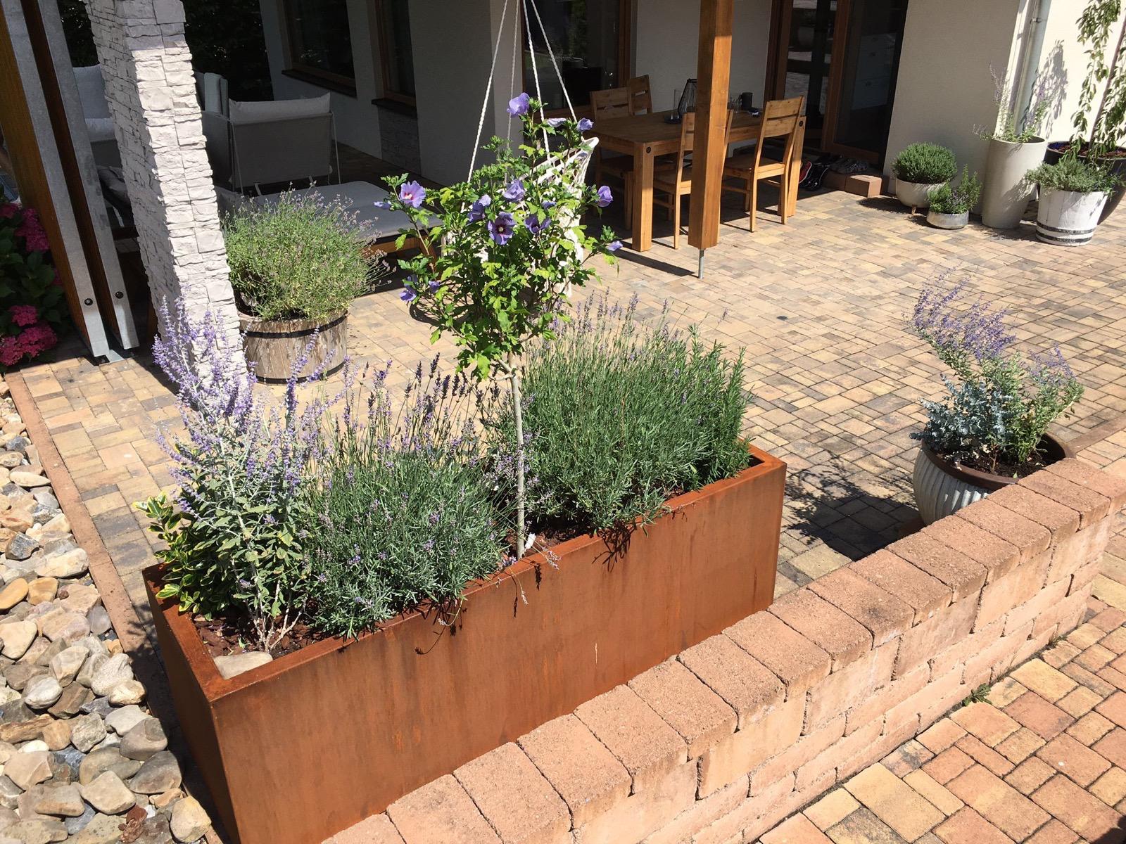 Suchomilná výsadba v cortenu a dalších nádobách