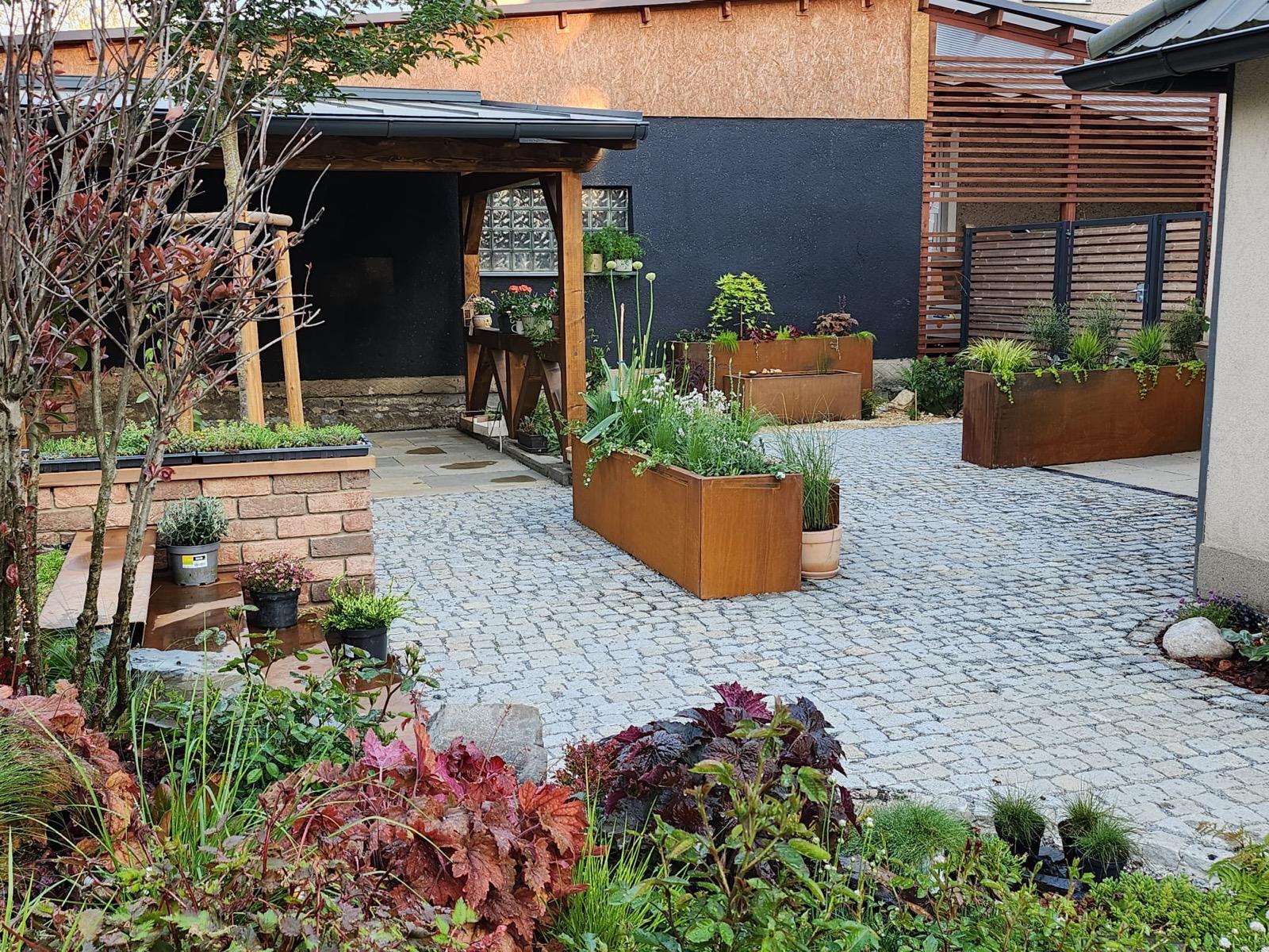 Detail výsadby v cortenovém květináči