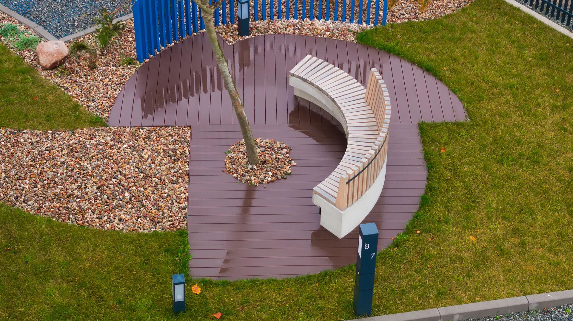 Zakřivená lavička CIRCLE v zahradě