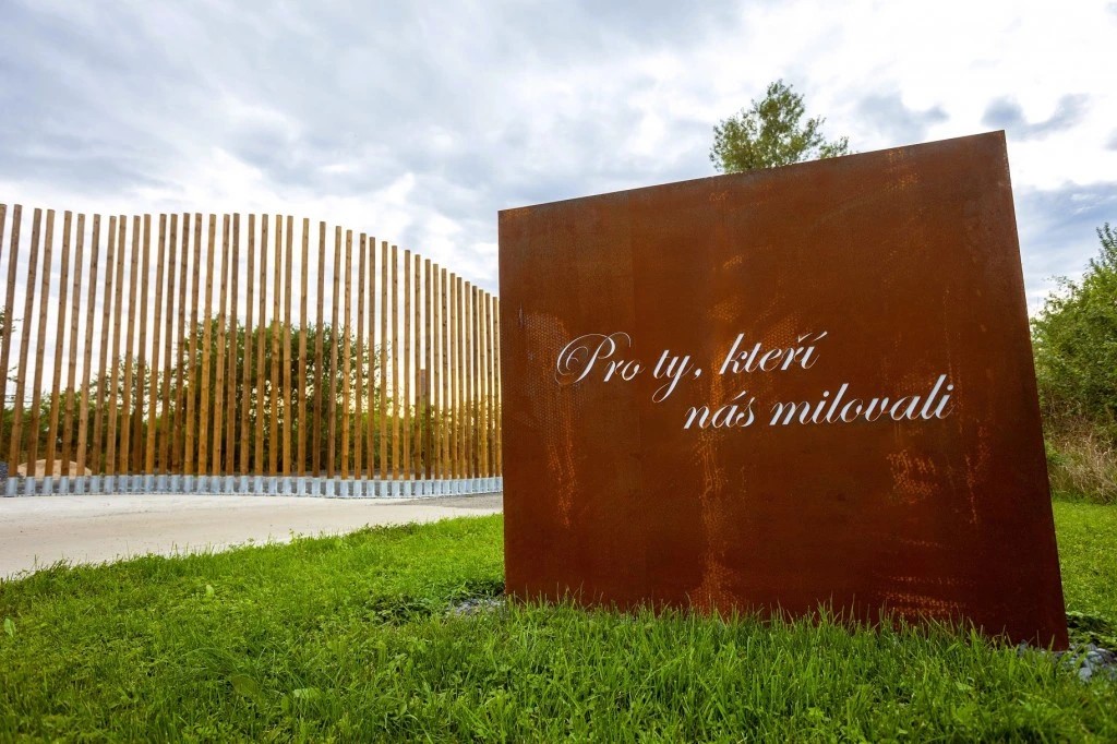 Cortenový laserovaný panel v zahradě