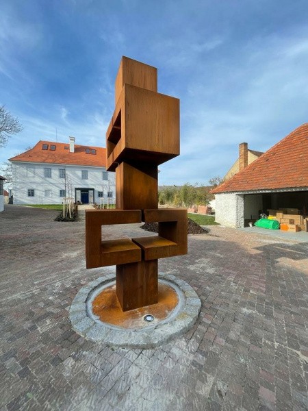 Cortenový kříž jako netradiční zakázkový prvek