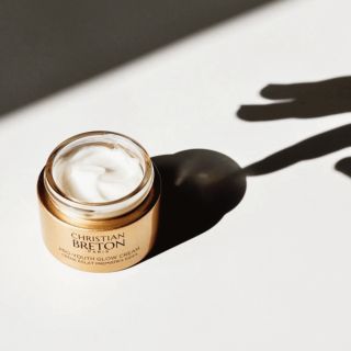 Dotek, který promění vaši pleť 🤍 Připomínáme, že už jen dnes máte možnost využít 10% slevu na značku Christian Breton, tak...