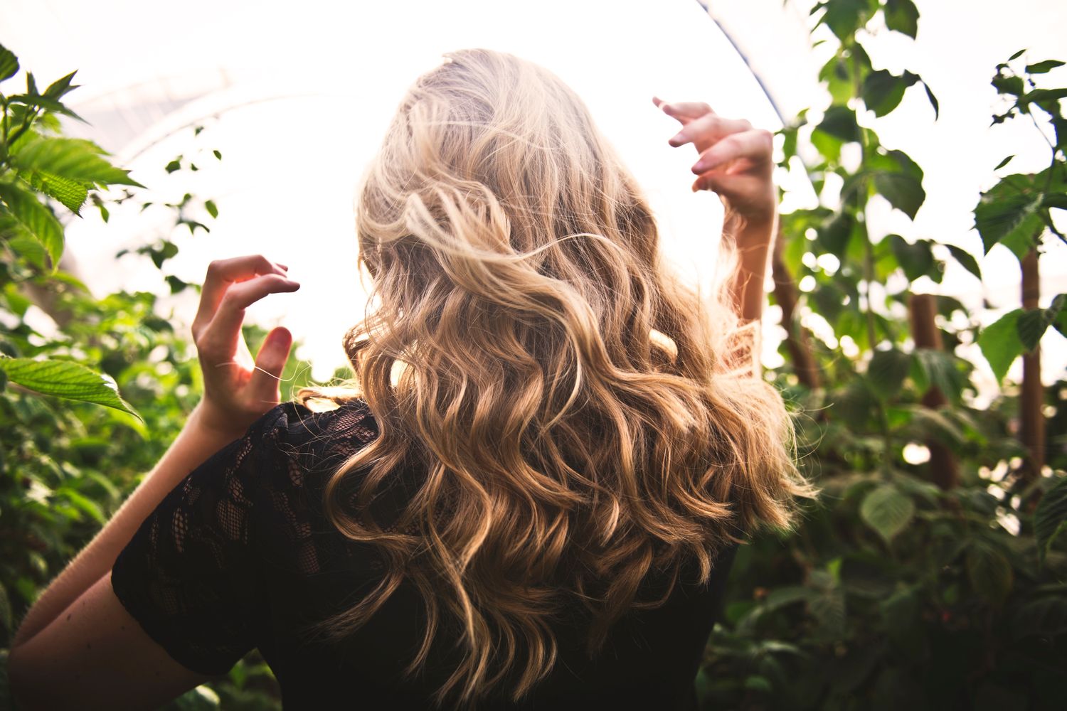 Jak přejít na přírodní péči o vlasy krok za krokem