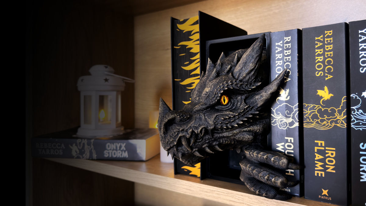 Book Nook s drakom medzi knihami – originálna fantasy dekorácia do knižnice